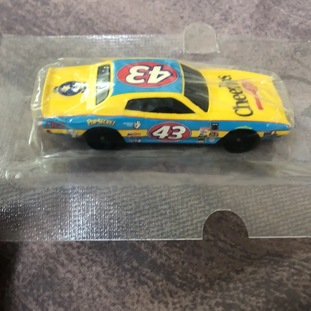 Hot Wheels 1974 Dodge Charger - Cheerios Richard Petty #43 Car - Sealed/New